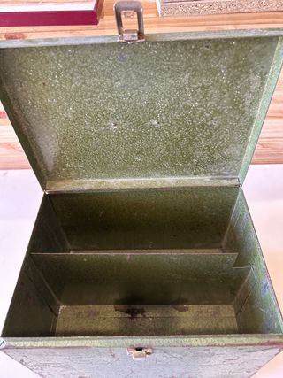 Caja metálica vintage verde