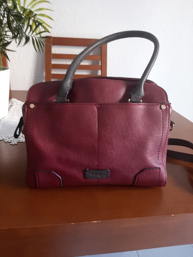 Bolso de asas y para colgar. Color granate