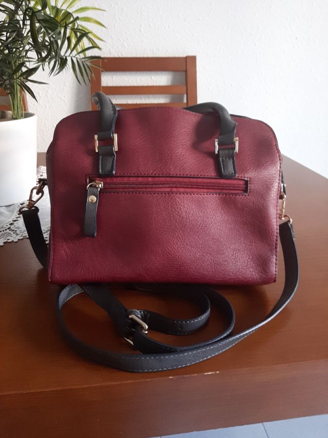 Bolso de asas y para colgar. Color granate