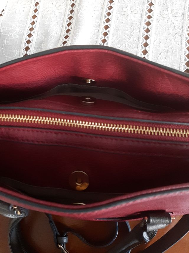 Bolso de asas y para colgar. Color granate