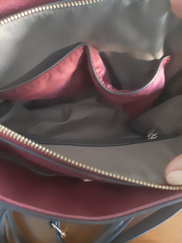 Bolso de asas y para colgar. Color granate