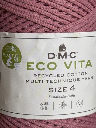 6 ovillos multitécnicos de algodón reciclado.