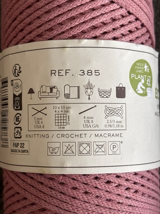 6 ovillos multitécnicos de algodón reciclado.