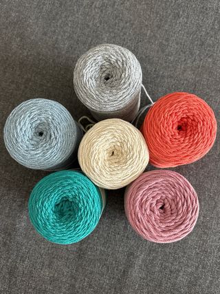 6 ovillos multitécnicos de algodón reciclado.