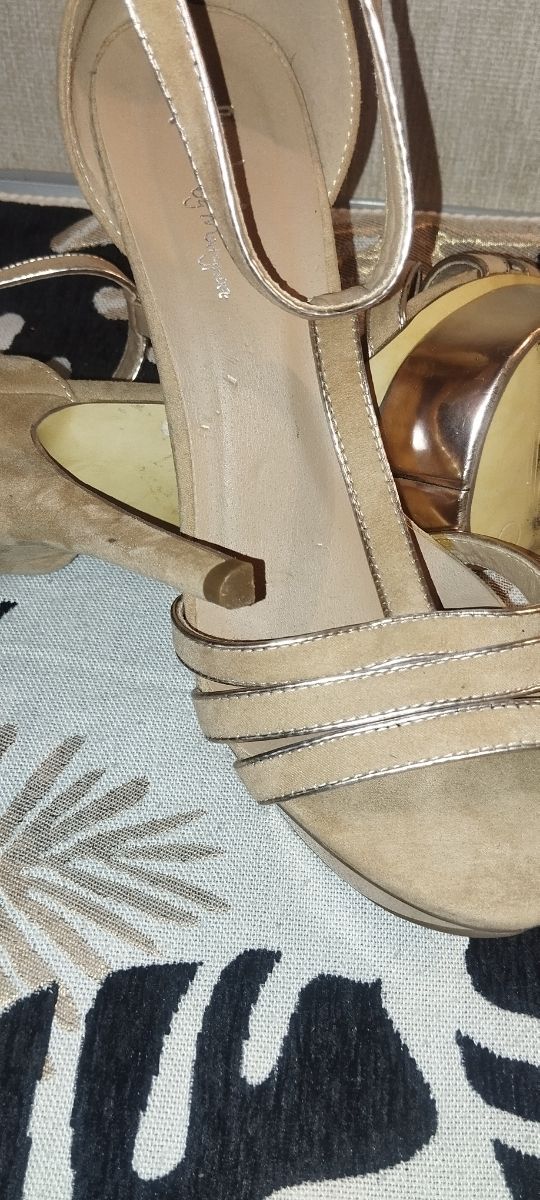 Sandalias beige-doradas