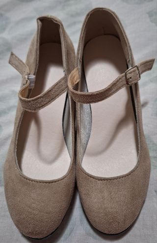 Zapatos beige tacón medio