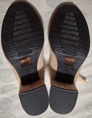 Zapatos beige tacón medio