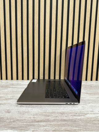 MacBook Pro 15" 2016 i7 16gb 500gb SSD
