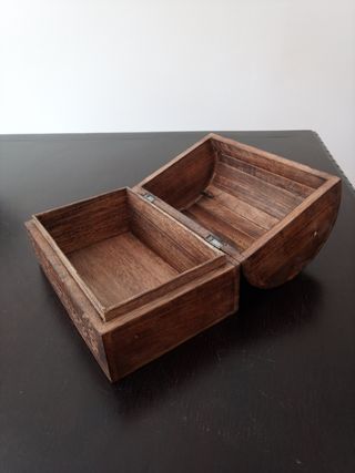 Caja de madera tallada