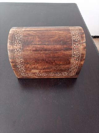 Caja de madera tallada