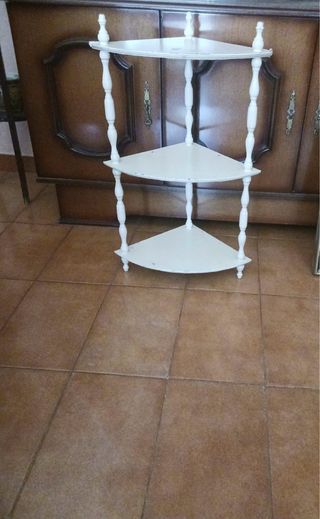 Repisa esquinera blanca de madera