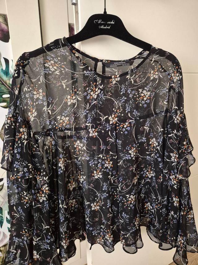 Blusa Zara estampada en tonos azules semitranspare
