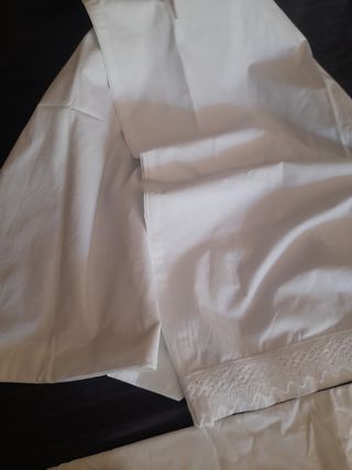 Sábana  bordada a mano y funda lisa.