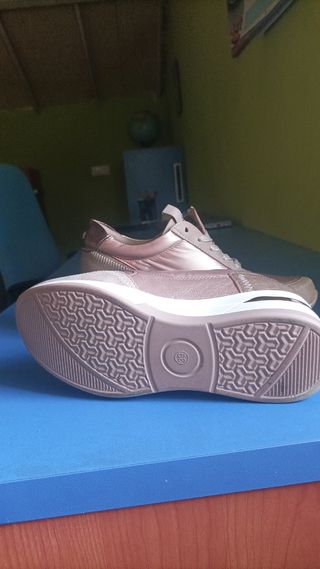Zapatillas de mujer nuevas 