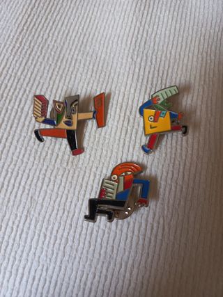 3 Pins diseñados por Mariscal. Círculo de lectores