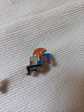 3 Pins diseñados por Mariscal. Círculo de lectores