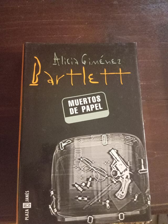 Muertos de papel (Spanish Edition)