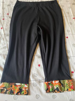 Pantaloni 3/4 neri con bordo fantasia