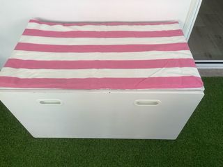 Baúl Ikea blanco con cojín rosa