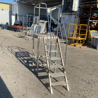 Escalera inox. con plataforma