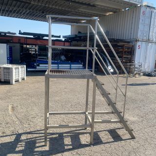 Escalera inox. con plataforma