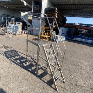 Escalera inox. con plataforma