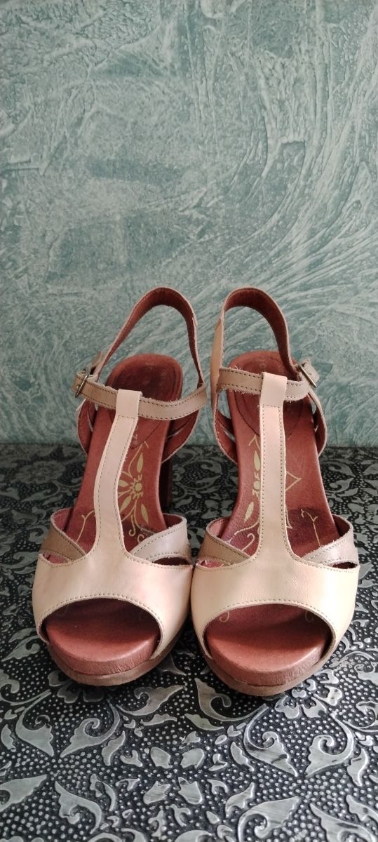 Sandalias tacón.En buen estado.