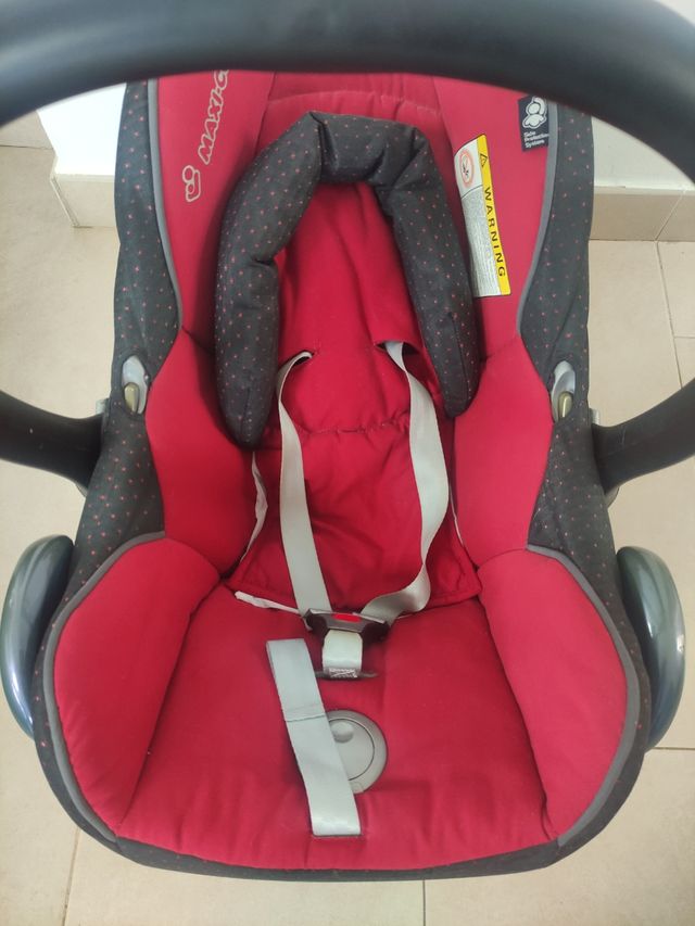 Silla de coche Maxi-Cosi roja con accesorios