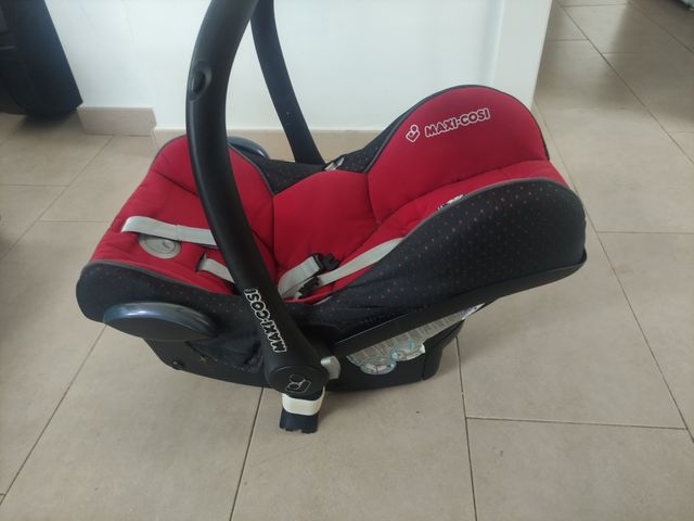 Silla de coche Maxi-Cosi roja con accesorios