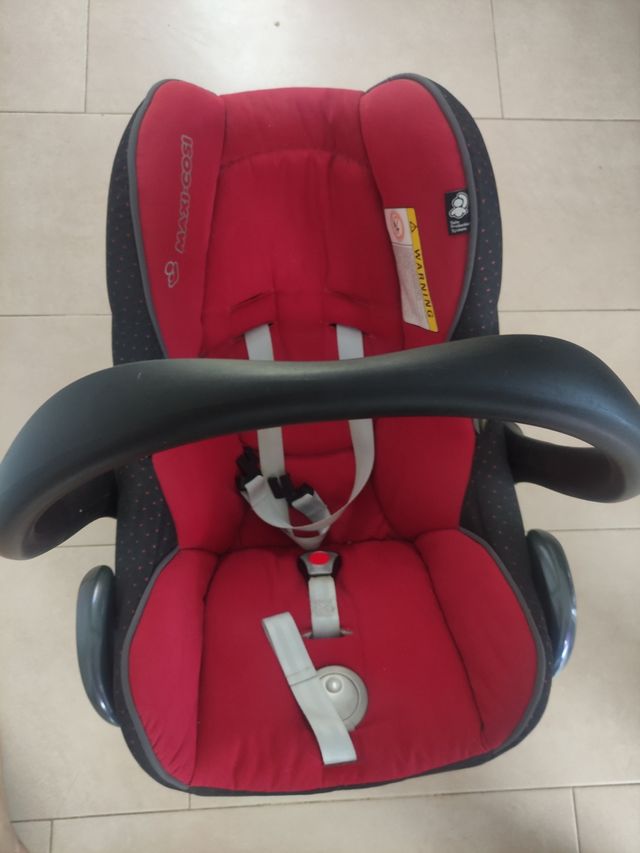 Silla de coche Maxi-Cosi roja con accesorios
