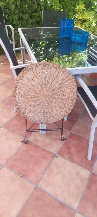 Mesa de ratán