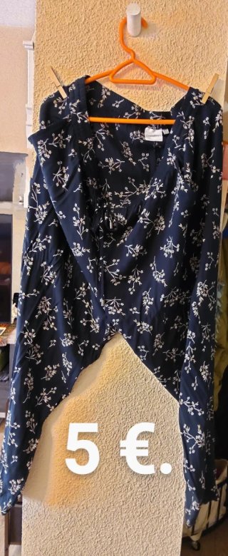 Blusa y vestido etnicos. Pantalón flores.