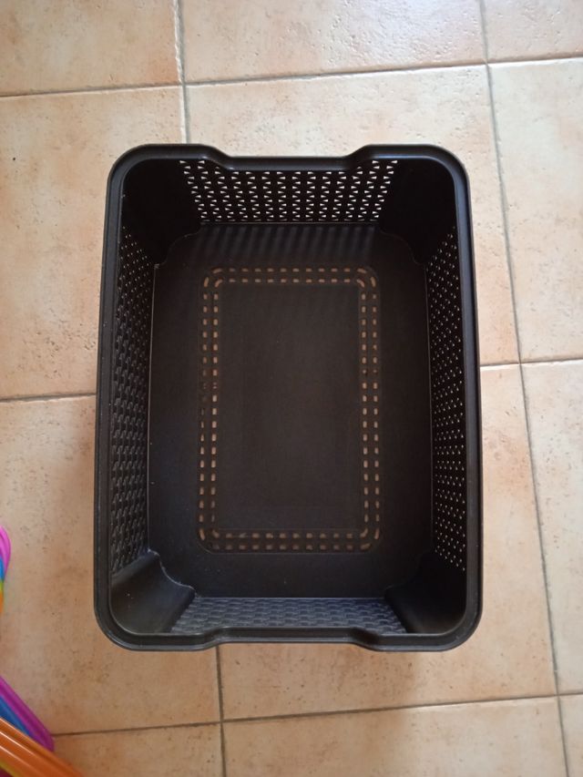 Cestos almacenaje (2) + 10 perchas