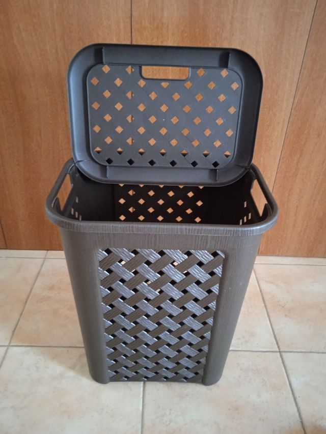 Cestos almacenaje (2) + 10 perchas