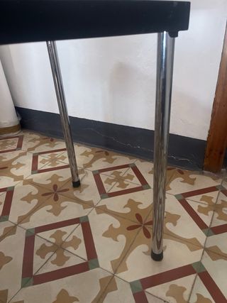 Camilla negra rígida