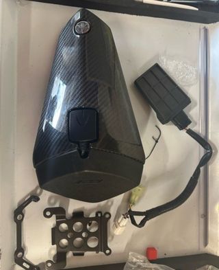 Tapa colín + antena + modulo GPS Yamaha R1M 23