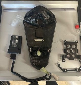 Tapa colín + antena + modulo GPS Yamaha R1M 23