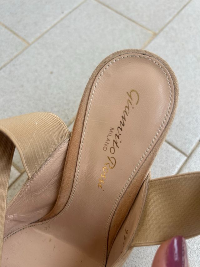 Tacchi beige con cinturino elastico