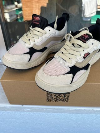 Zapatillas Vans Ultrarange Beige/Negras