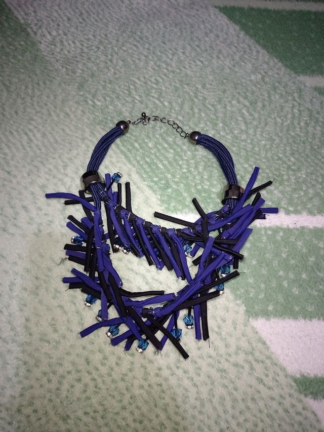 Collar azul y negro