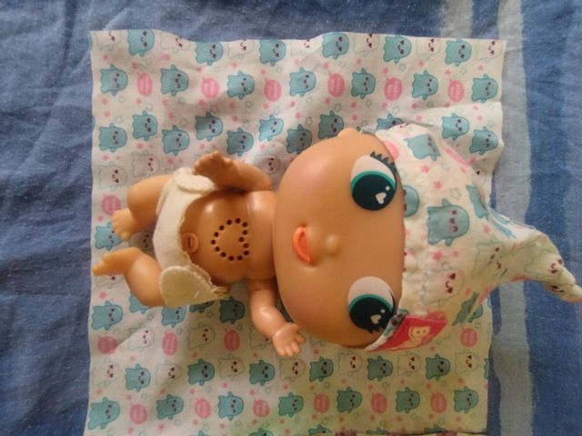 2 bebes bellies que incluye ropa,manta y biberón.