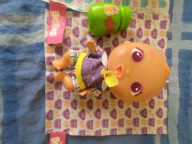 2 bebes bellies que incluye ropa,manta y biberón.