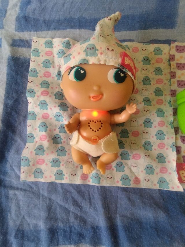 2 bebes bellies que incluye ropa,manta y biberón.