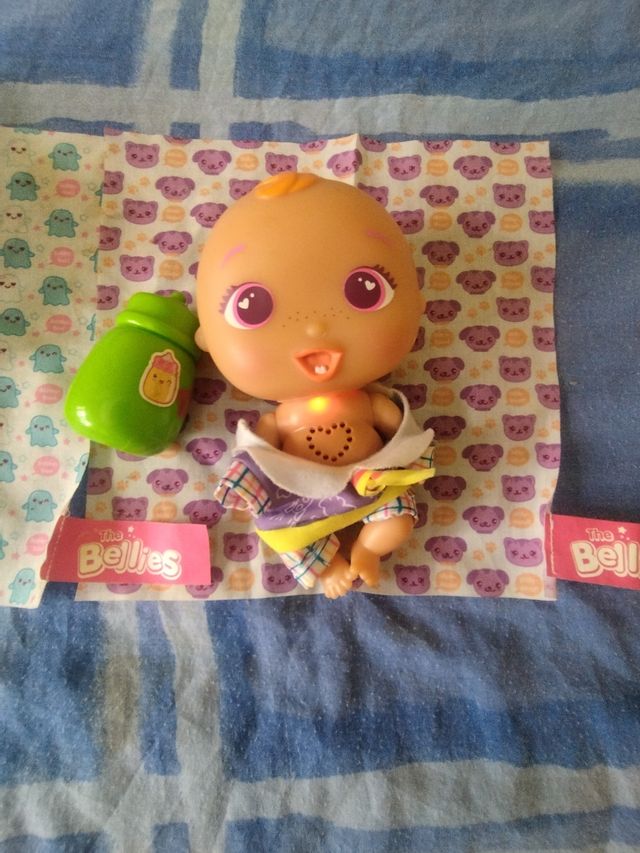 2 bebes bellies que incluye ropa,manta y biberón.