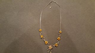 Collar dorado con rosas