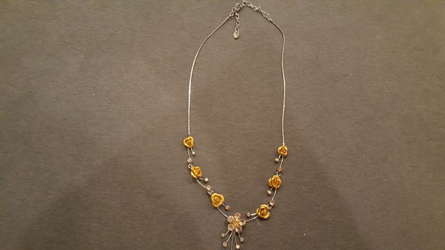 Collar dorado con rosas