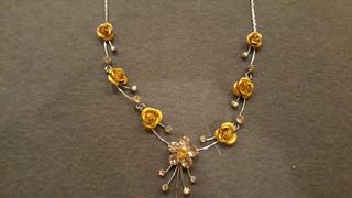 Collar dorado con rosas