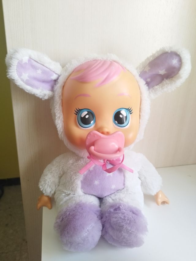 Muñeca Llorona Bunny, que incluye un Portabebés