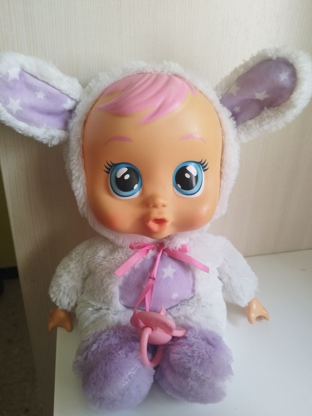 Muñeca Llorona Bunny, que incluye un Portabebés