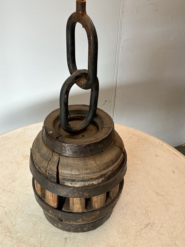 Rueda carro antigua lámpara